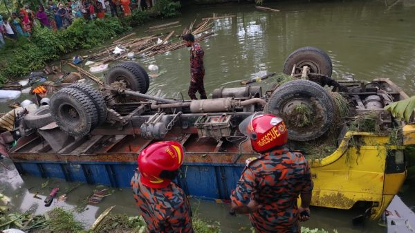 বেদে সম্প্রদায়কে বহনকারী ট্রাক উল্টে ডোবায়, নিহত ২ আহত ২১