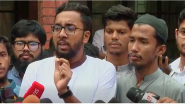 সাংবাদিকদের সঙ্গে কথা বলছেন শিবির সমর্থিত জিএস পদপ্রার্থী মাজহারুল ইসলাম।