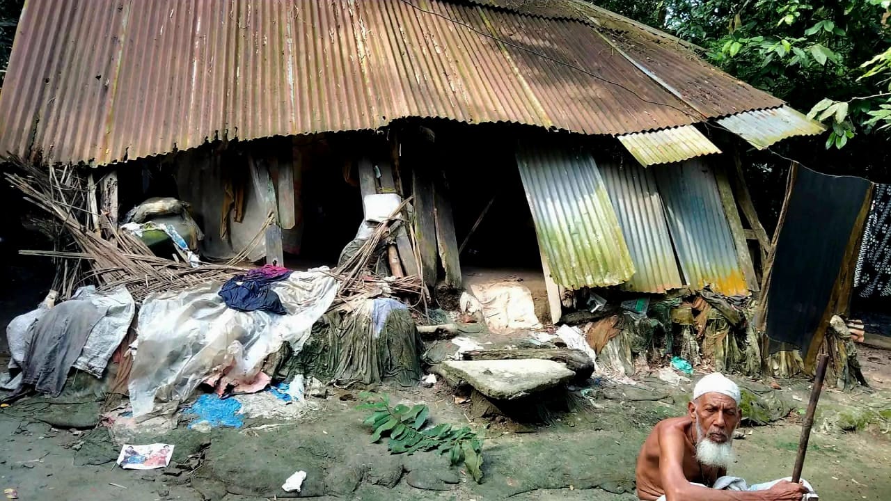 গৌরনদীতে বেদে পল্লীতে হামলা-পাল্টা হামলা, ভাঙচুর ও অগ্নিসংযোগ; ৫ নারীসহ আহত ১৫।