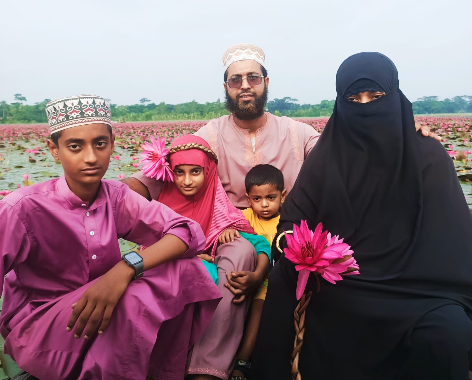 প্রকৃতির ক্যানভাসে রক্তিম আভা: আগৈলঝাড়ার লাল শাপলার বিলে দর্শনার্থীদের ঢল।