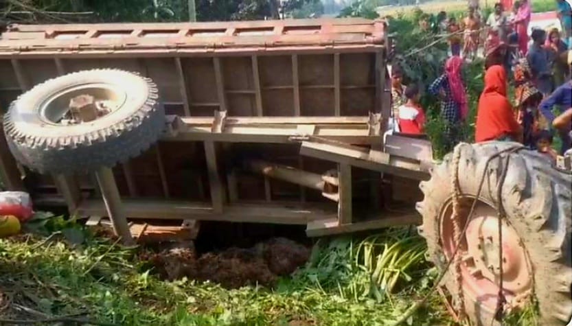 গৌরনদীতে ট্রলি উল্টে খাদে পড়ে হেলপার নিহত